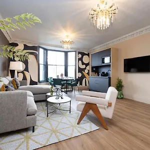 30 Castle Street Deluxe Apartahotel
